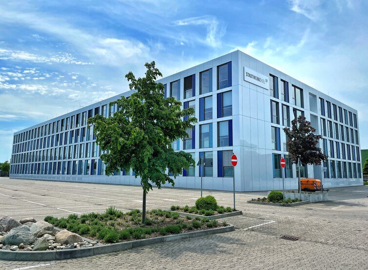 Gebäude der SWKiel Netz GmbH. Davor stehen zwei Bäume.